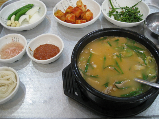 부산 서면 '돼지국밥'은 가난한 서민들이 즐겨 먹는다. 입맛이 변했는지 아니면 맛이 옛날보다 못한 것인지 조금 아쉬웠다. 