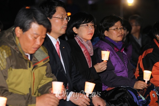 법무부가 통합진보당 해산심판을 청구한 5일 저녁 서울광장에 모인 통합진보당 이정희 대표 등 지도부가 '통합진보당 해산기도 중단'을 촉구하는 촛불을 밝히고 있다.