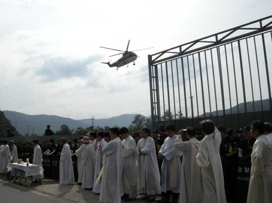 10월 7일 밀양 금곡헬기장에서 봉헌된 천주교정의구현사제단의 미사. 헬기의 잦은 이·착륙으로 미사가 오랜 시간 지연되었다.
