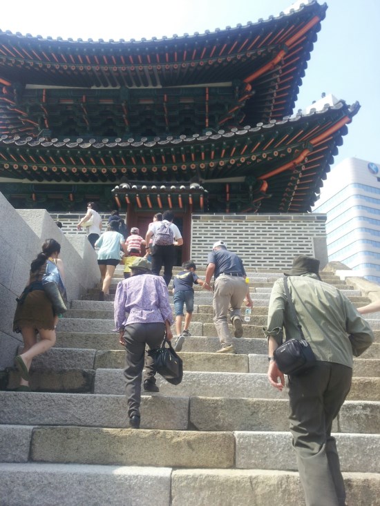 숭례문 특별관람 때 관람객들이 문루에 오르고 있다.