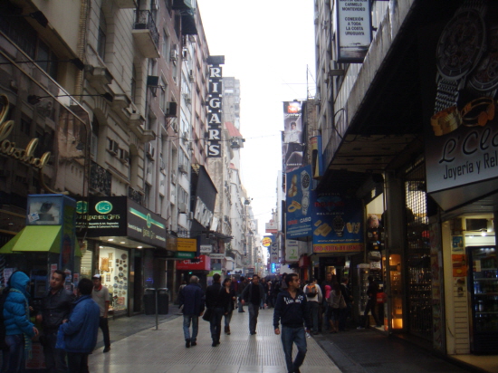 시내의 상점들. (2011년 6월 사진)