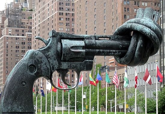 유엔 뉴욕 본부 앞 조형물 '매듭지어진 총(Knotted Gun)' 
