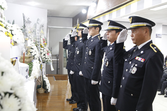 분향하고 있는 태안해양경찰서 경찰관들