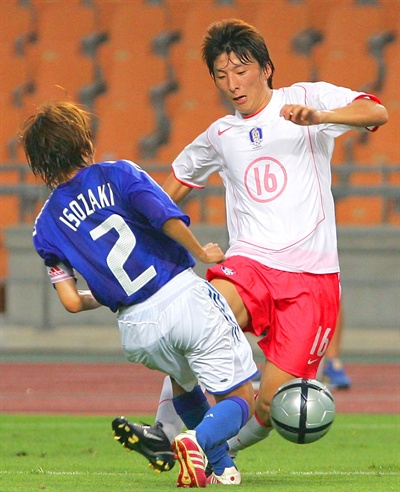  대구 월드컵 경기장에서 열린 2005 동아시아컵 여자축구대회 한국과 일본의 경기에서 한국의 박은선이 일본의 이소자키 히로미의 태클을 제치고 있다.