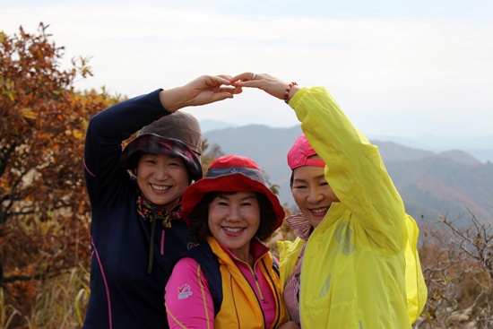  마음을 열고 단풍으로 물든 산에 오르니 행복이 보였다.