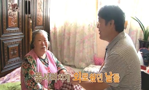 <심장의 뛴다> 이원종이 외로워하는 할머니의 손을 잡아주고 있다.