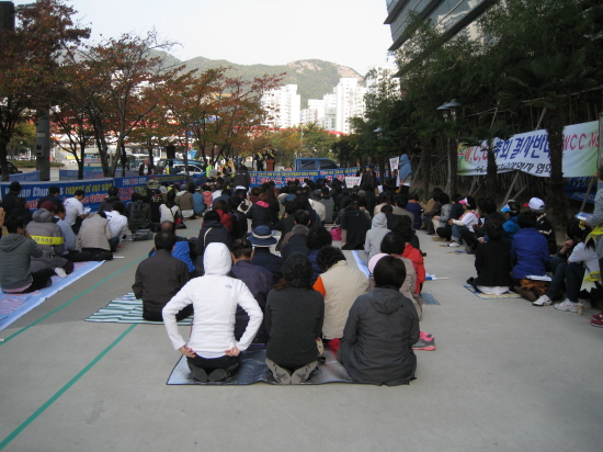 부산 벡스코 앞에서 WCC 총회 반대 집회가 열리고 있다