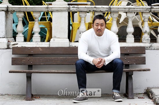  영화<더 파이브>에서 체포 담당 대호 역의 배우 마동석이 6일 오전 서울 소격동의 한 카페에서 오마이스타와 인터뷰를 마친 뒤 포즈를 취하고 있다.  