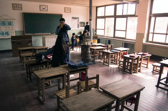 재현한 초등 교실. 풍금이 두 대나 놓인 이 공간을 채울 아이들이 모자라 숱한 학교들이 문을 닫았다.