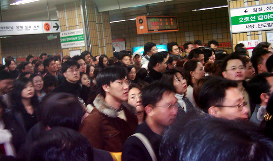 서울생활을 시작하면서 가장 먼저 부딪힌 난관은 지하철타기였다. 사람은 많고 길은 복잡했다. 게다가 환승구간은 왜 그리 길고 꼬여 있는지.
