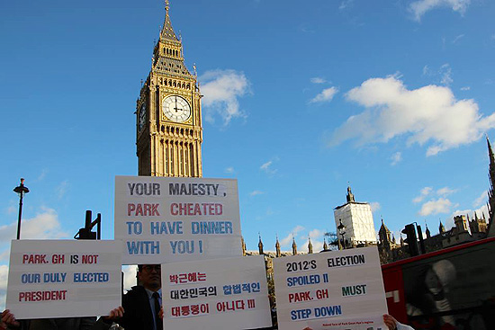 영국 교포들이 박근혜 대통령 영국 방문에 맞춰 런던 빅벤 앞에서 '대선 무효' 캠페인을 벌이고 있다.