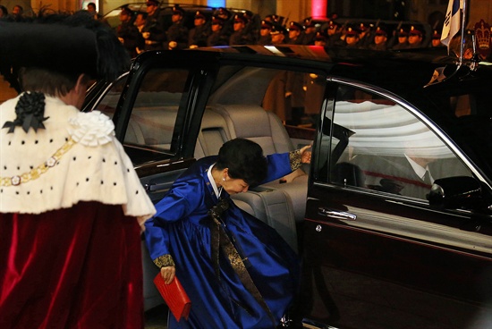 영국 방문중인 박근혜 대통령이 6일 저녁(현지시간) 런던 시내 '길드홀'에 도착해 차량에서 내리다 한복에 발이 걸리며 넘어지고 있다.