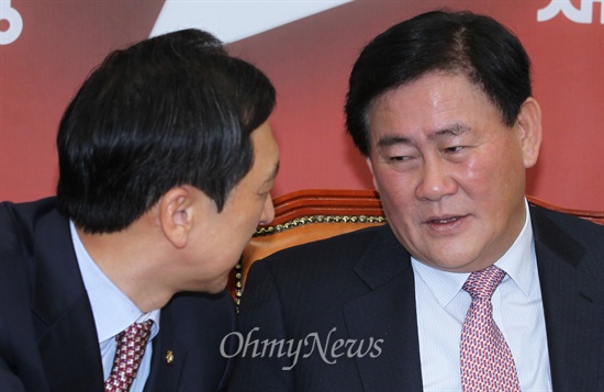 새누리당 최경환 원내대표와 김기현 정책위의장이 8일 오전 국회에서 열린 주요당직자회의에서 얘기를 나누고 있다.