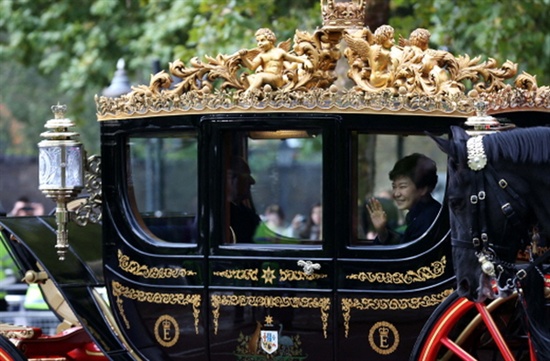 영국을 국빈 방문중인 박근혜대통령이 5일 오전 런던 호스 가드 앞에서 열린 공식환영식을 마친후 황금마차를 타고 이동하고 있다.
