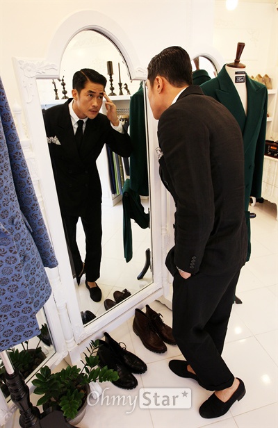  영화배우 겸 모델인 배정남이 17일 오후 서울 신사동 편집매장 커드에서 오마이스타와 인터뷰에 앞서 포즈를 취하고 있다.