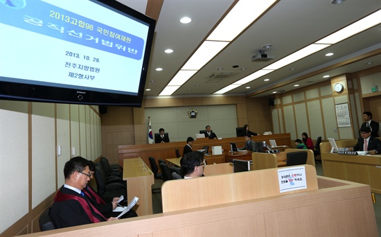 지난 2013년 10월 28일 공직선거법 위반 혐의로 불구속 기소된 안도현(52) 시인에 대한 국민참여재판이 열렸을 때의 모습.