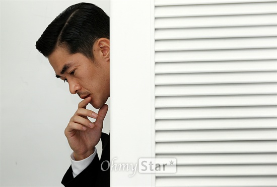 영화배우 겸 모델 배정남이 17일 오후 서울 신사동 편집매장 커드에서 오마이스타와의 인터뷰에 앞서 포즈를 취하고 있다.