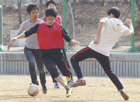 2012년 3월 10일 서울시교육청은 올해 주5일 수업제 시행과 학교체육 활성화를 위해 서울지역 초중고교에 스포츠강사가 확대 배치됐다고 밝혔다. 이와 함께 시교육청은 주5일 수업제 시행에 따른 토요 스포츠데이 운영 등 학교 내 토요 스포츠 강습, 스포츠리그 전개 등을 위한 토요 스포츠강사도 초중고교 614개교에 배치했다. 10일 강서구 수명중학교에서 학생들이 토요 스포츠클럽 강습으로 축구를 하고 있다. 