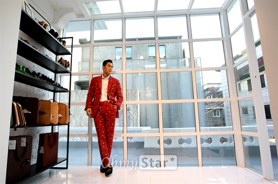   영화배우 겸 모델 배정남이 17일 오후 서울 신사동 편집매장 커드에서 오마이스타와의 인터뷰에 앞서 포즈를 취하고 있다.