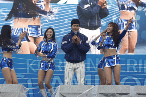 정현 선수의 노래 솜씨는? 삼성라이온즈 치어리더들과 함께 노래를 부르고 있는 정현 선수의 모습.