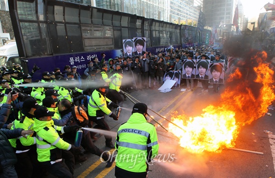 불태워진 삼성 깃발, 경찰과 몸싸움 