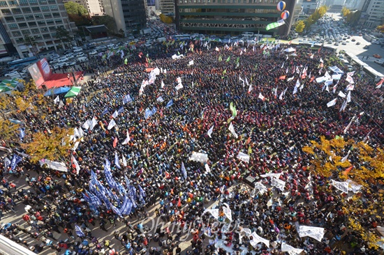 10일 오후 서울광장에서 민주노총이 주최하는 전국노동자대회가 열리고 있다.