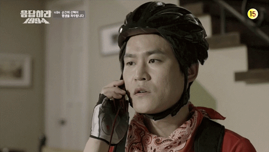  tvN <응답하라 1994> 8화 중. 삼천포(김성균 분)가 윤진(도희 분)의 어머니와 관련된 전화를 받는 장면