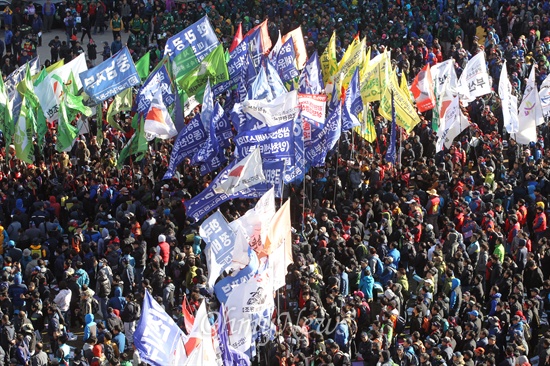 10일 오후 서울광장에서 열린 민주노총 전국노동자대회에서 참가자들이 깃발을 들고 입장하고 있다.
