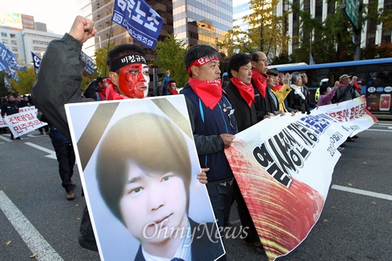 10일 오후 서울광장에서 열린 전국노동자대회에 참가한 민주노총 조합원들이 청계천로 전태일 다리를 향해 행진하고 있다. 