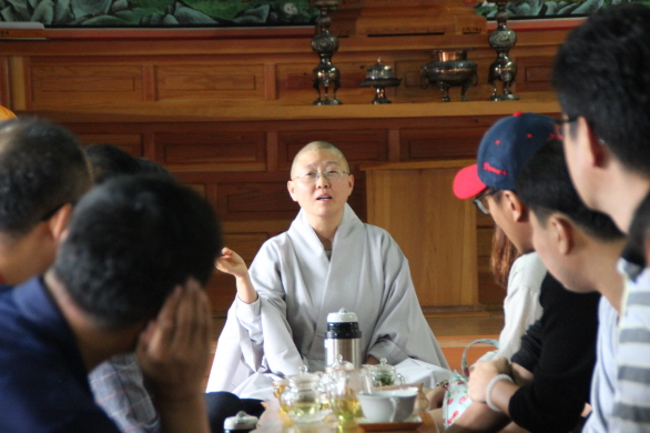 능혜스님과 다담을 나누는 오마이뉴스 기자들