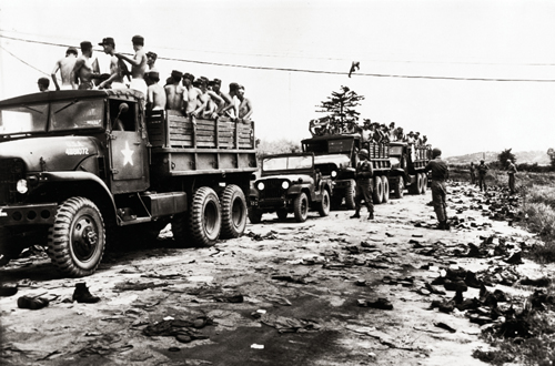 유엔군이 지급한 군복을 길에다 벗어던지고 돌아가는 북송 포로들(1953. 8. 21.)