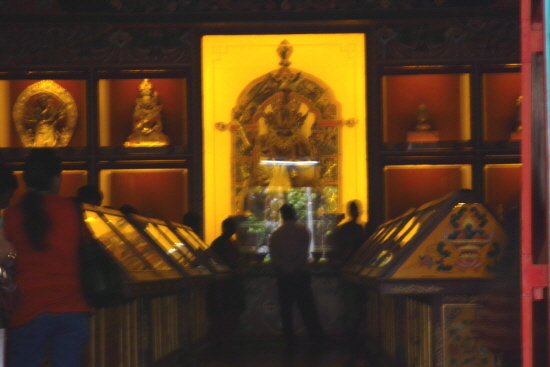 남걀티베트학 연구소 내부. 오래된 티베트 불상, 탱화, 불경, 사람의 뼈로 만든 피리와 접시 등이 보관되어 있다.