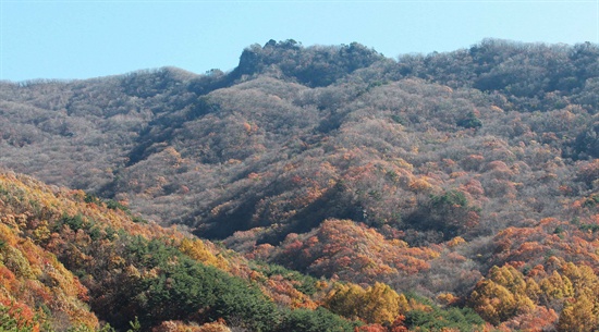 함양 송전리인데, 누워있는 부처모양(와불 형상)을 하고 있는 지리산 자락의 가을.