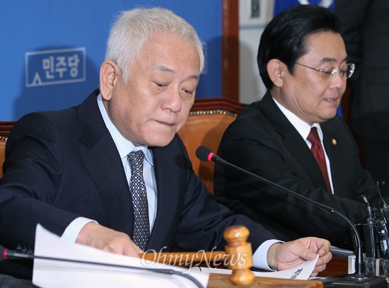 민주당 김한길 대표가 11일 오전 국회에서 열린 최고위원회의에서 개회를 선언하고 있다.