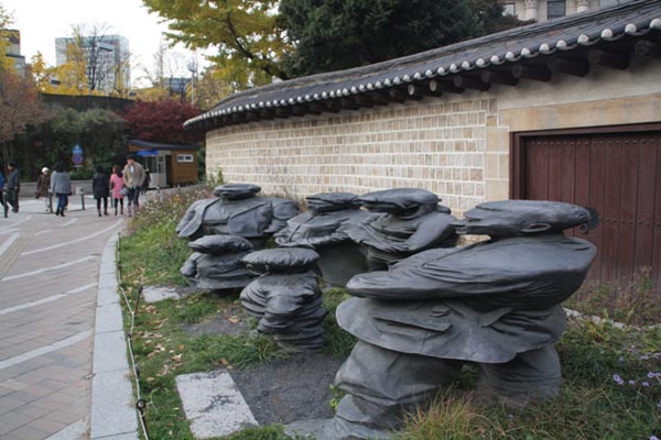 이환권 작가의 조각 작품 장독대 이환권 작가의 조각 작품 장독대. 이 조각상을 보면 ‘등이 휠 것 같은 삶의 무게’가 느껴진다.