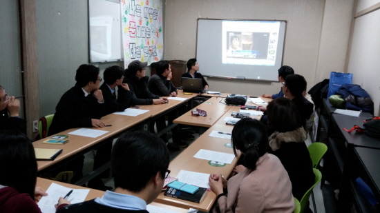 박지웅 변호사와 다준다 연구소 강연 참가자들이 준비된 화면을 응시하고 있다.