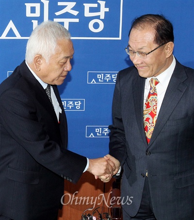  황우여 새누리당 대표가 11일 오후 서울 영등포구 여의도동 민주당 당사를 방문, 김한길 민주당 대표와 악수하고 있다.