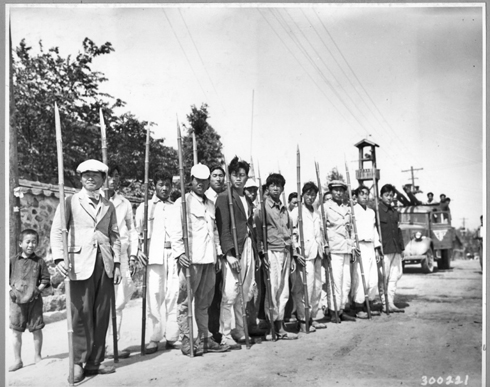 죽창으로 무장한 마을 청년단원들(1950. 11.).