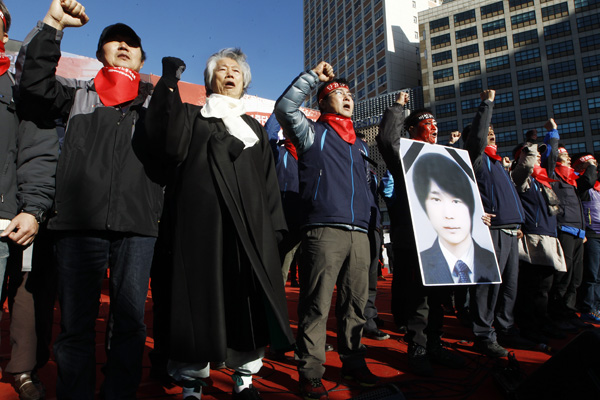  
 민주노총이 10일 오후 서울 시청광장에서 열린 '전태일열사 정신계승! 2013년 전국노동자대회'를 열고 있는 가운데 민중의례를 하고 있다.  
