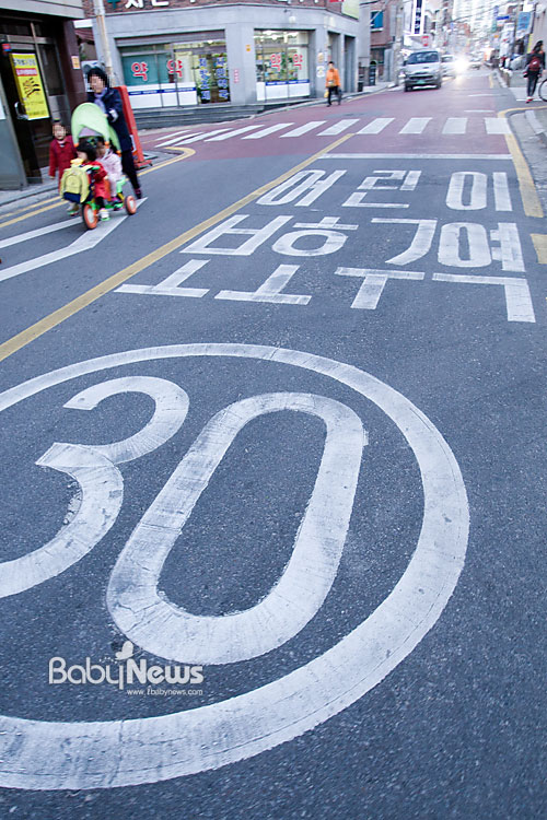 어린이보호구역으로 지정돼 있는 서울 노원구 창동의 한 주택가 초등학교 앞 도로 위를 7일 오후 한 할머니가 아이들과 함께 위태롭게 걸어가고 있다. 