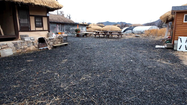 지난 2011년 당시 안동하회마을 한 민박집 마당의 사문석골재 마당