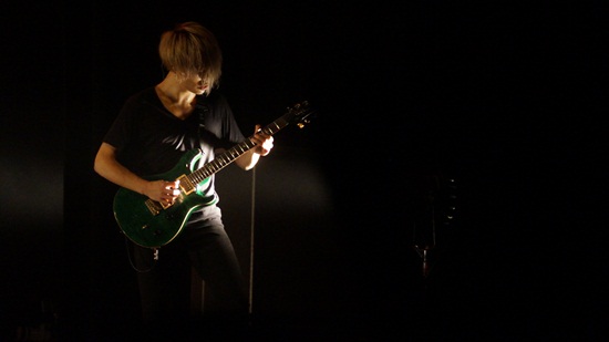  원오크락에서 기타를 맡고 있는 토루(Toru)