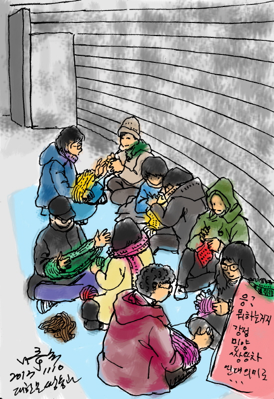 덕수궁 앞에서 털실조각을 짜서 있는 사람들. 이들은 추운 날씨에도 한 켠에 모여앉아 조각보를 짜고 있습니다.