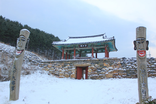 중국의 사신을 맞이하던 안흥진의 테마를 살려 안흥성의 브랜드가치를 높일 축제 개발의 필요성이 제기됐다. 공주대 유기준 교수는 제6회 태안역사문화 학술발표회에서 현시대에 맞는 활용방안을 제시해 눈길을 끌었다. 사진은 안흥성 모습.