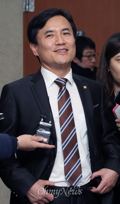  프랑스 파리 시위자들에게 "대가를 톡톡히 치르도록 하겠다"고 위협해 논란을 빚은 김진태 새누리당 의원이 12일 오후 국회 정론관에서 기자회견을 자청해 "이번 발언 경위는 여당 국회의원 자격을 떠나, 이념과 정파를 떠나 대한민국 국민의 한 사람으로서 할 말을 한 것 뿐"이라고 밝혔다.