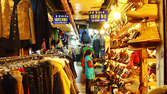 광장시장 2층에 위치한 구제시장. 독특한 패턴의 옷이나, 신발, 가방 등을 팔고 있다.