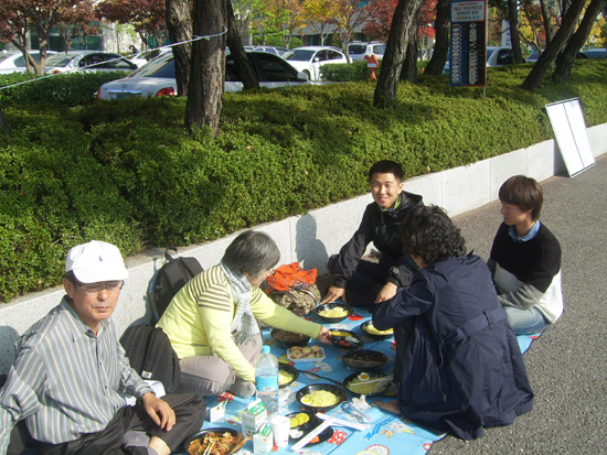 일인시위를 하던 중 우리 일행은 조선대학교 정문 앞 길바닥에 자리를 깔고 앉아 점심을 먹었다. 