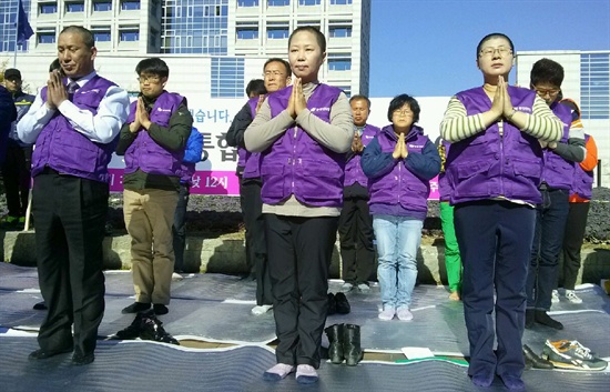  통합진보당 진주시위원회는 13일 낮 12시 진주시청 앞에서 “민주주의 수호, 진보당 사수, 대시민 호소문”을 발표하고 108배를 벌였다. 사진 왼쪽부터 류재수, 김미영, 김경애 진주시의원.
