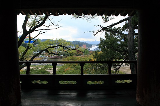  죽서루에 서면 오십천 건너의 자연스런 풍광 대신 높은 아파트와 건물들이 시야를 가로막는다
