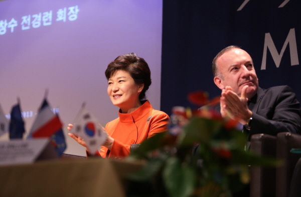 박근혜 대통령이 지난 4일 오전 프랑스기업연합회（MEDEF）에서 열린 한-프 경제인 간담회에 참석하고 있다.